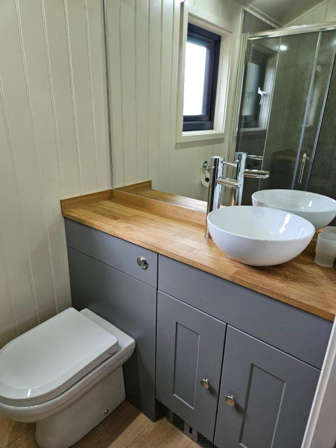 Woodland Shepherds Hut - 'Saga' เคอร์นาวอน ภายนอก รูปภาพ