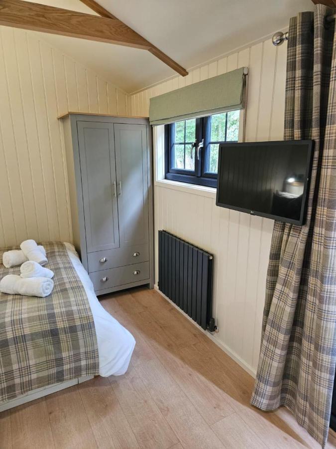 Woodland Shepherds Hut - 'Saga' เคอร์นาวอน ภายนอก รูปภาพ